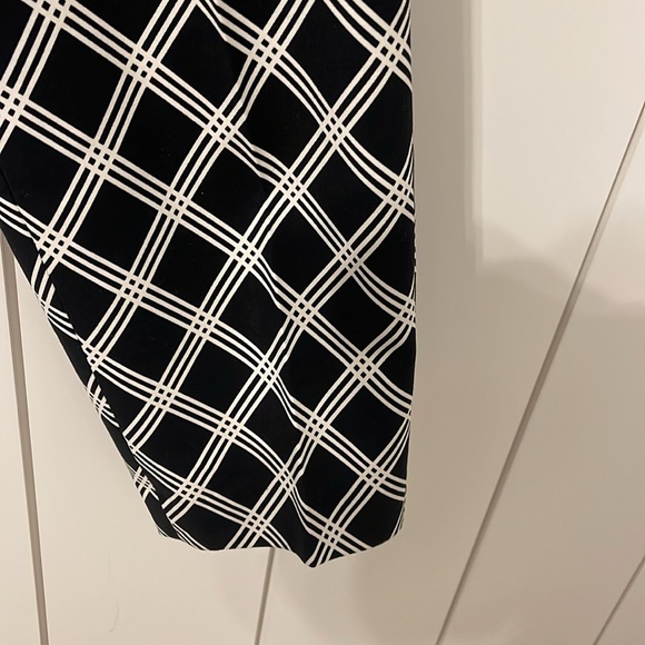 Like NEW!!! EXPRESS Columnist Fitted Ankle Pants. Black white print. Size 6 - Picture 4 of 5